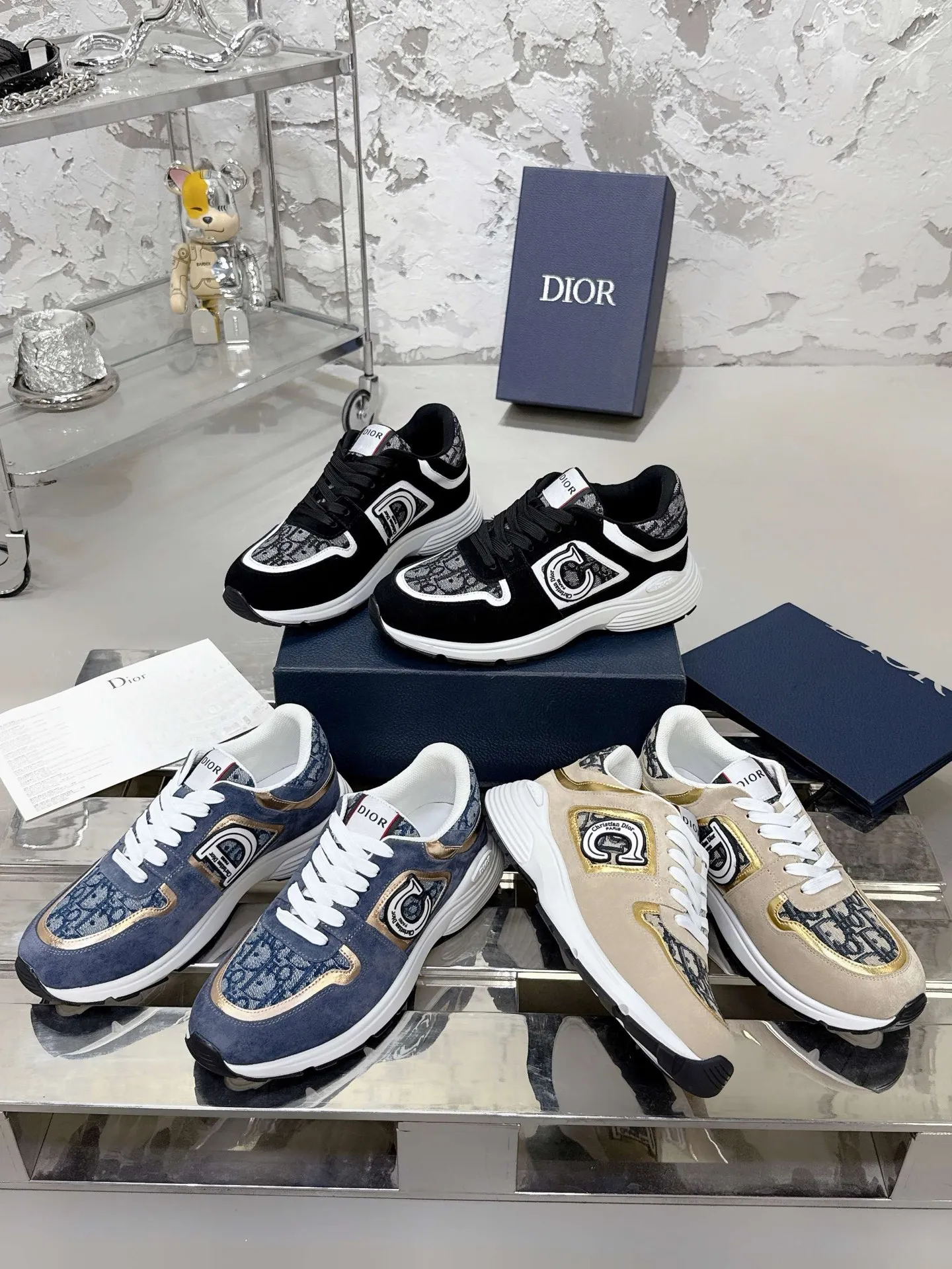 Men's men's shoes💰580💰 Dior Dior's latest color matching B30 series dad sneakers original 17960💰 purchased for development and production Brand new B30 sneakers Dad Shoes style shoes that follow the trend of the retro market The Dior logo on the tongue also indicates that this pair of shoes is the B30 model! B30 uses fine-textured leather and mesh cloth materials to form a shoe body. There are conspicuous letters CD on both sides of the shoe body to indicate identity. Many lines on the shoe body outline details to make the shoes look less monotonous and full of retro flavor. The delivery counter is exquisitely packaged🛍📦 ▪️Fabric: Original customized technical fabric + mesh ▪️Inner lining: Customized breathable lining ▪️Outsole: Original molded IP foam + TPU outsole ▪️Sole thickness: 3.5CM ▪️Size: Men's size 39-46 (Male size 38.45.46 customized)